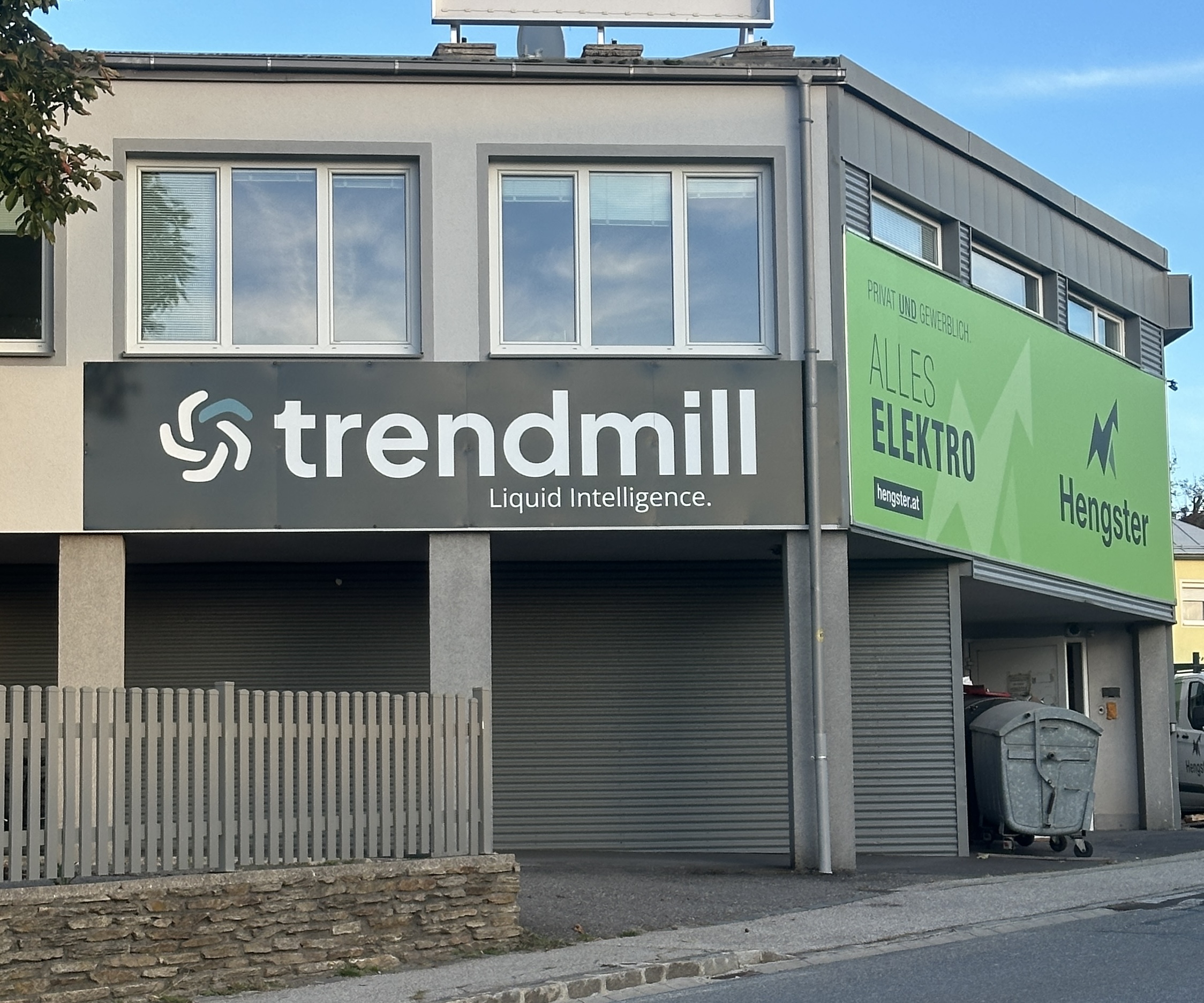 Trendmill-Büro Innenraum mit Fensterblick ins Grüne